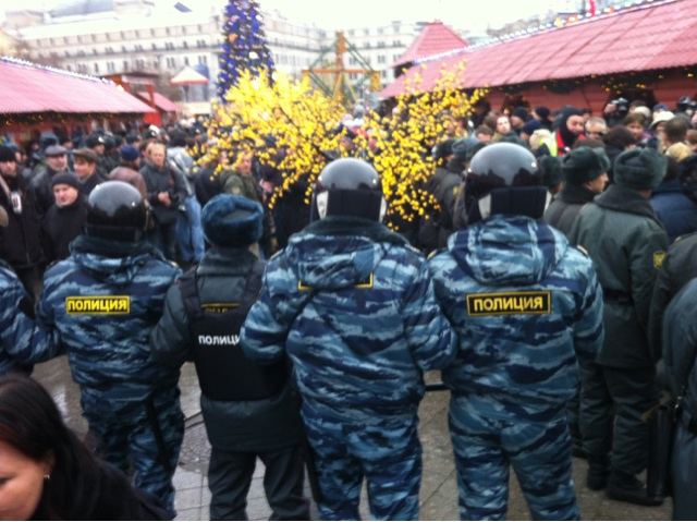 Оцепление полиции на Манежной площади в Москве в день выборов Госдуму 4 декабря. © Илья Варламов