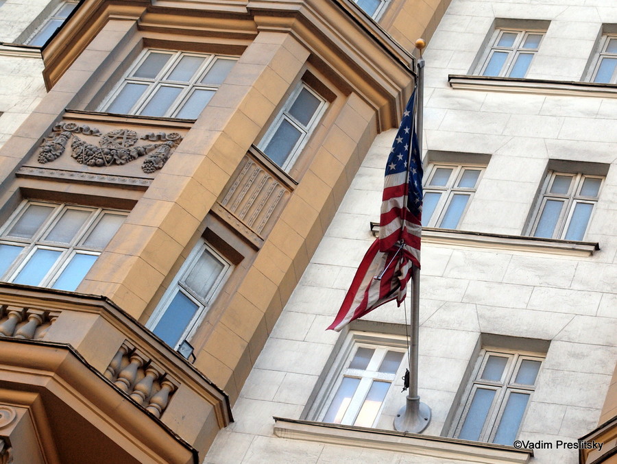 Американское посольство в Москве на следующий день после  трагедии в Бостоне. Москва. ©Vadim Preslitsky