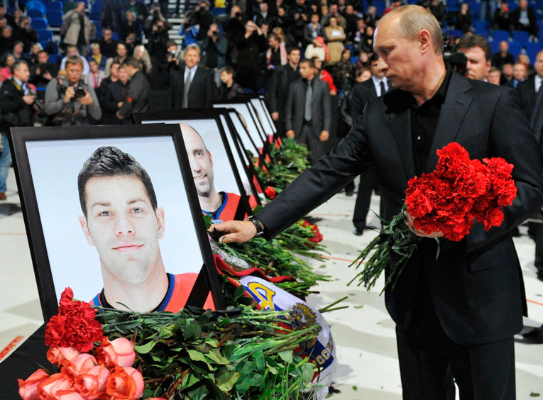 Премьер Владимир Путин возлагает цветы погибшим спортсменам. © Reuters / РИА Новости