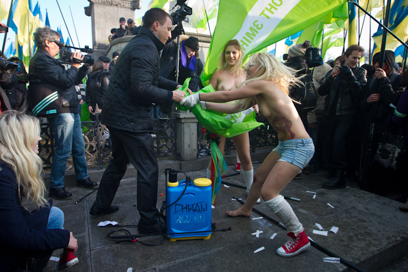 Акция женского движения FEMEN «Мочи паразитов!». © femen.livejournal.com