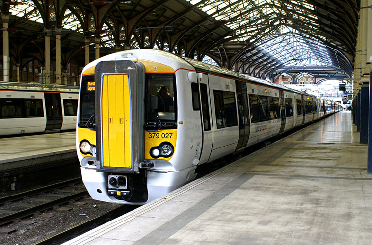 Поезд Stansted Express на станции в Лондоне. © Ramc/Flickr (CC BY 2.0)