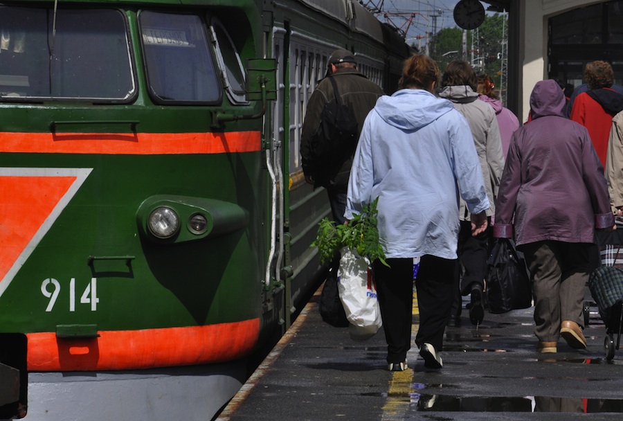 Пассажиры пригородных поездов на перроне. © Елена Пальм/ИТАР-ТАСС