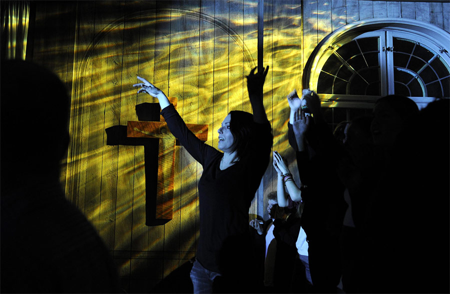 Техно-месса в Храме Всех Святых в Стокгольме, организованная пастором Олле Идестромом для привлечения молодых людей к религии. © Ander Wiklund/Scanpix/Reuters