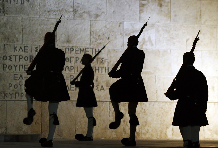 Солдаты президентской гвардии во время церемонии смены караула у парламента Греции, где проходят дебаты о вотуме недоверия правительству. © Yannis Behrakis/Reuters