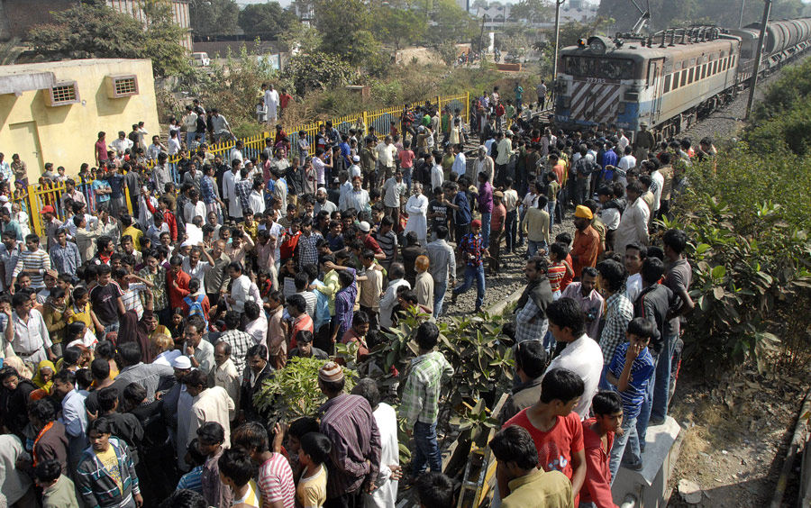 Выжившие после крупнейшей техногенной катастрофы в индийском Бхопале заблокировали железнодорожные пути в 27-ю годовщину со дня трагедии. © AP Photo