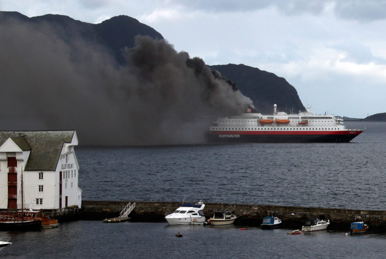 Пожар на норвежском туристическом лайнере Нордлис. © Handout/Olav Helge Matvik/The Norwegian Coastal Administration/REUTERS