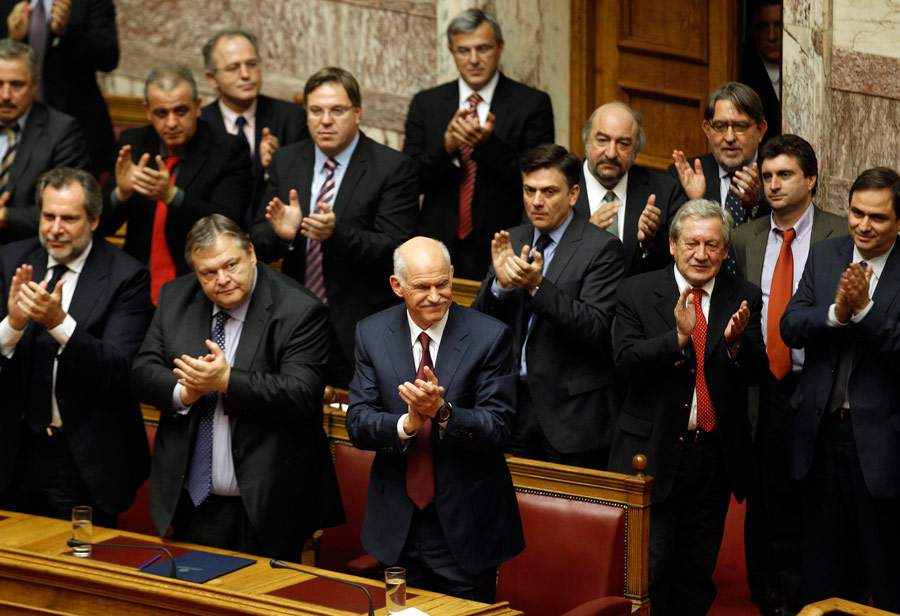 Премьер-министр Греции Георгиос Папандреу и члены социалистического правительства аплодируют после получения вотума доверия. © Yiorgos Karahalis/Reuters