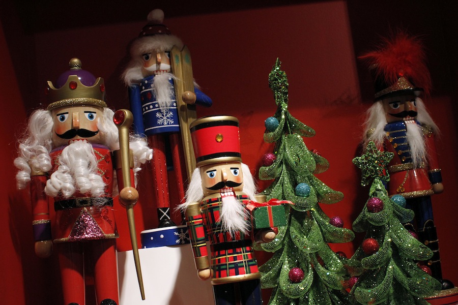 Рождественские украшения в магазине на Пятой авеню, Нью-Йорк. © Mary Altaffer/AP Photo
