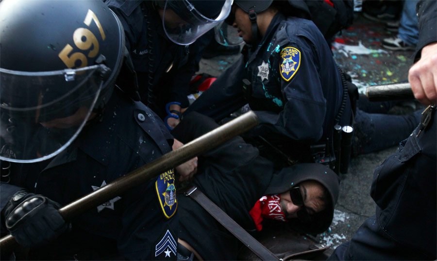Разгон участников акции Occupy Wall Street в Окленде, США. © Stephen Lam/Reuters