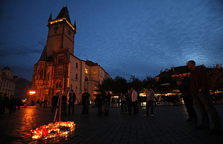 Свечи на площади в Старом городе Праги. Среди погибших хоккеистов было трое чехов: Ян Марек, Карел Рахунек и Йозеф Вашичек ©REUTERS/David W Cerny