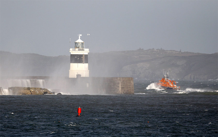 Спасательный катер возвращается с поисков выживших с затонувшего судна Swanland. © Phil Noble/Reuters