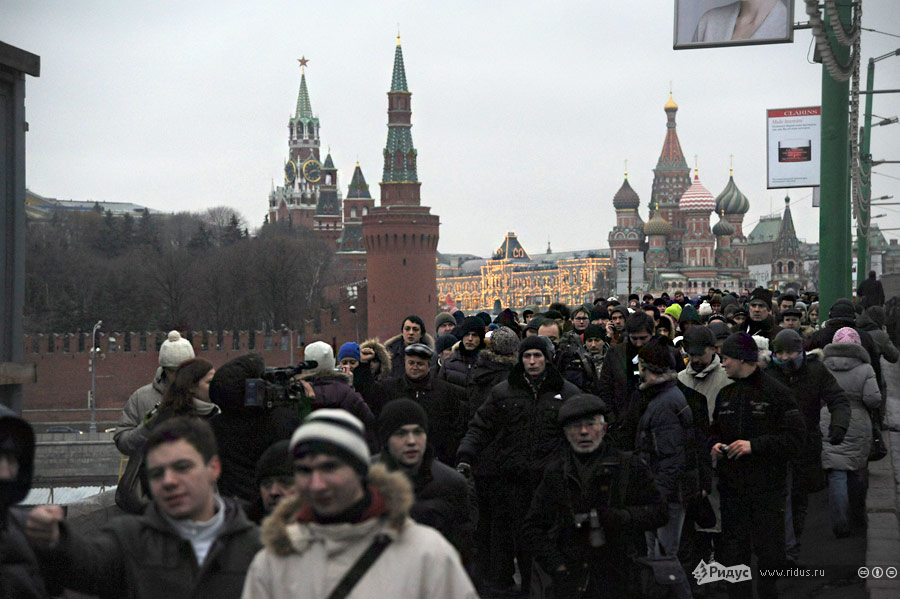 Толпа демонстрантов направляется в сторону Болотной площади. © Василий Максимов/Ridus.ru
