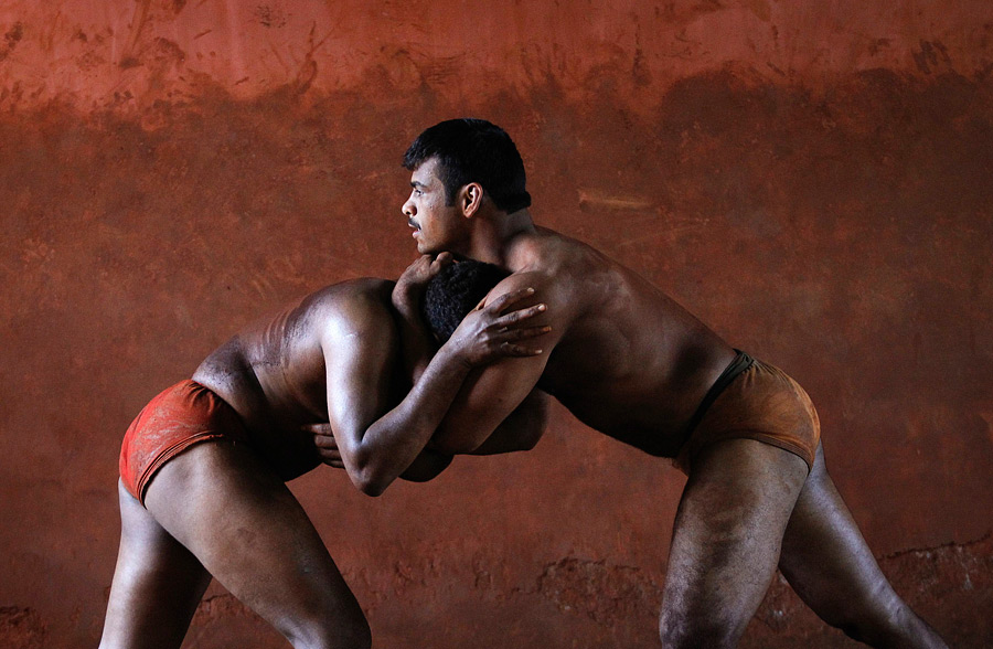 Борцы традиционного индийского боевого искусства "кушти". 