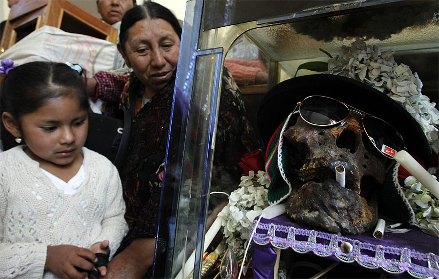 В Боливии прошел День черепа — праздник, во время которого люди, которые держат черепа умерших родственников у себя дома в качестве талисмана, приносят их в кладбищенскую часовню, чтобы благословить останки. Считается, что это приносит удачу. © David Mercado/Reuters