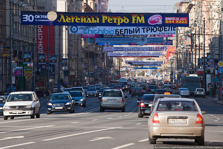 Рекламные растяжки в центре Москвы. Фото zyalt.livejournal.com / Илья Варламов