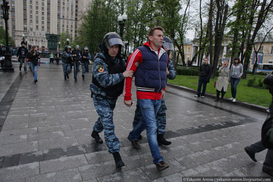 Сперва задерживают Алексея Навального, он не оказывает сопротивления, спокойно идет к автозаку.
