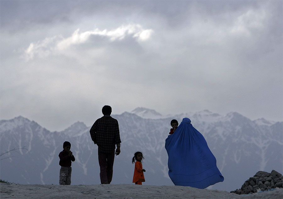Афганская семья на окраине Кабула. © Ahmad Masood/Reuters