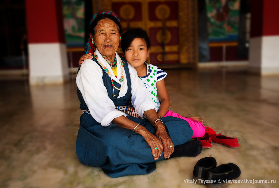 Old tibetan with granddaughter