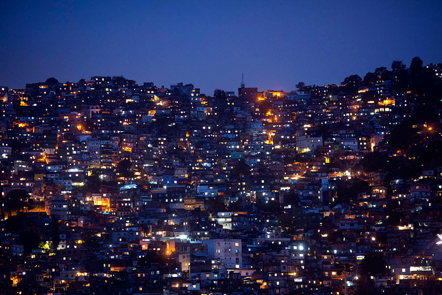 Вид на трущобы Росинья в Рио-де-Жанейро. © Felipe Dana/AP Photo