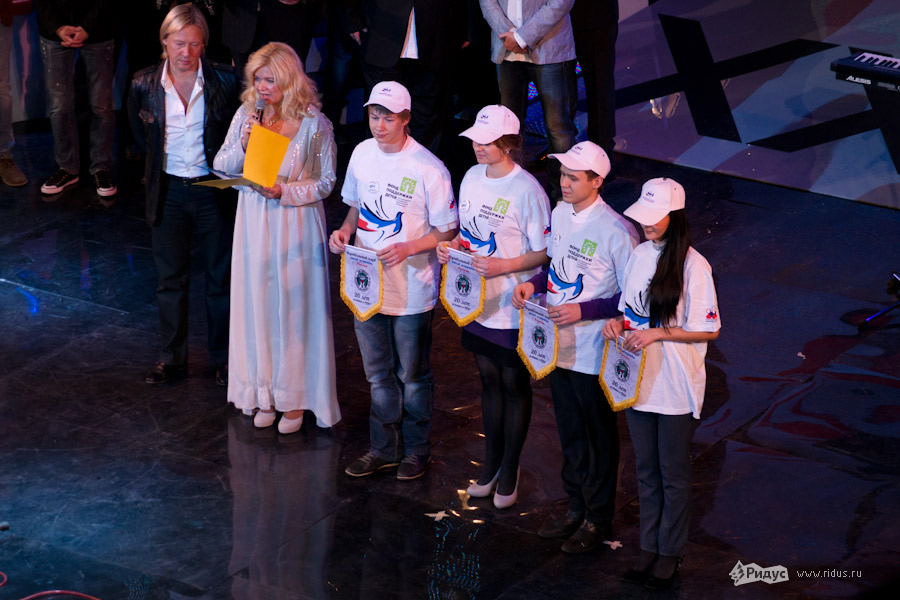 Волонтеры программы «Под флагом добра!» получают памятные призы © Екатерина Бычкова/Ridus.ru