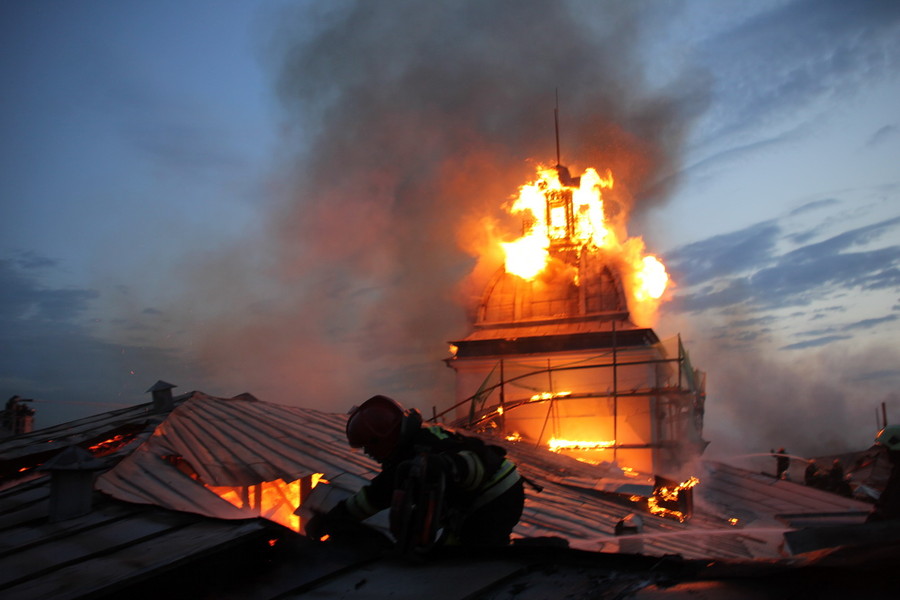 Открытый огонь на куполе Технологического института. Фото: Семён Дымов | МЧС