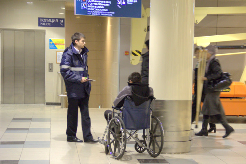 Помощь маломобильным пассажирам medportal. Инвалиды в аэропорту Домодедово. Аэропорт Домодедово маломобильные пассажиры. Маломобильные пасжиры в аэрлопорт. Маломобильные пассажиры в аэропорту.