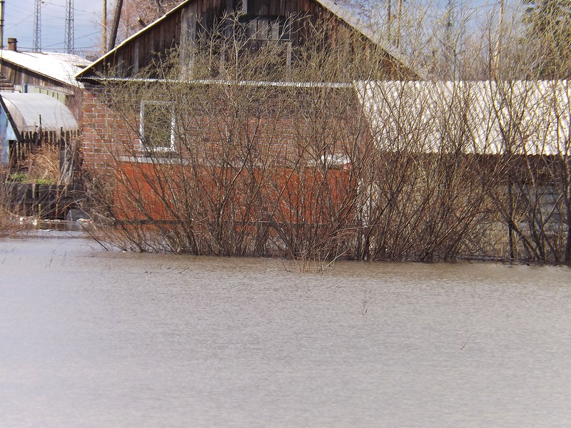 Кемеровская область наводнение. Наводнение 2004 года в Кемеровской области. Апрель 2004 года Кемеровская область паводок. Паводок Малышев Лог Калтан в Кемеровской области в 2004 году. Наводнение в Кемеровской области.