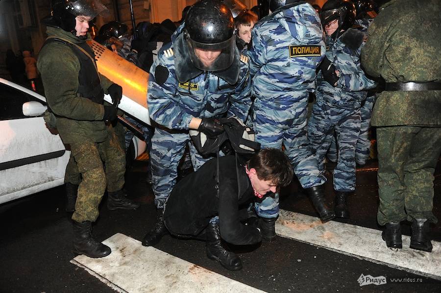 Полиция задерживает манифестантов. © Антон Белицкий/Ridus.ru