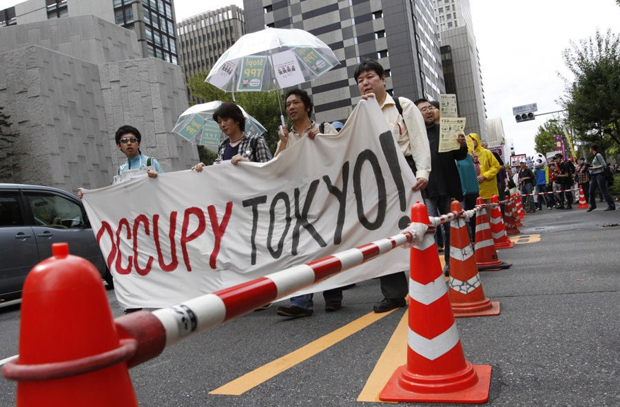 Демонстранты на улицах Токио. © Issei Kato/Reuters