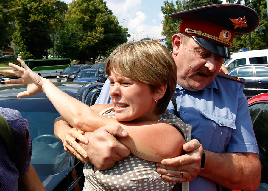 Задержание Евгении Чириковой на акции в июле 2011 года. © Денис Синяков/Reuters