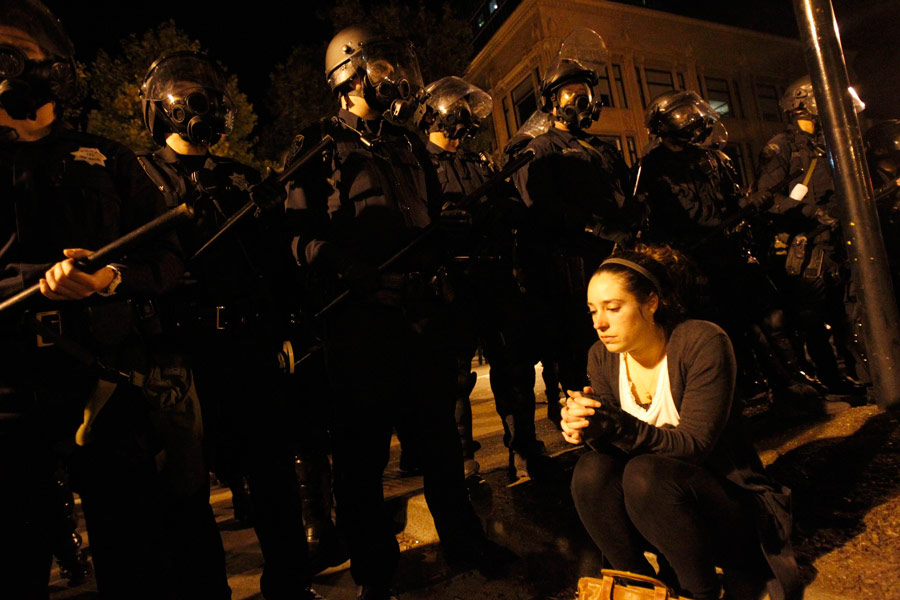 Столкновения полиции и участников движения Occupy Wall Street в Окленде. © Stephen Lam/Reuters