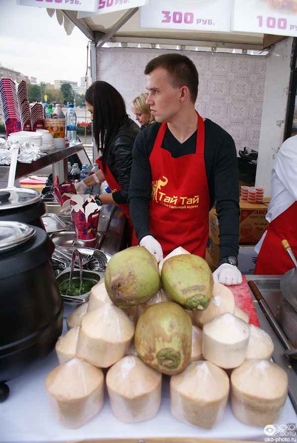 Тайландские кокосы от ресторана «Тай Тай» на «Празднике „Еды“». © Евгений Борисов / ОКО-Фото