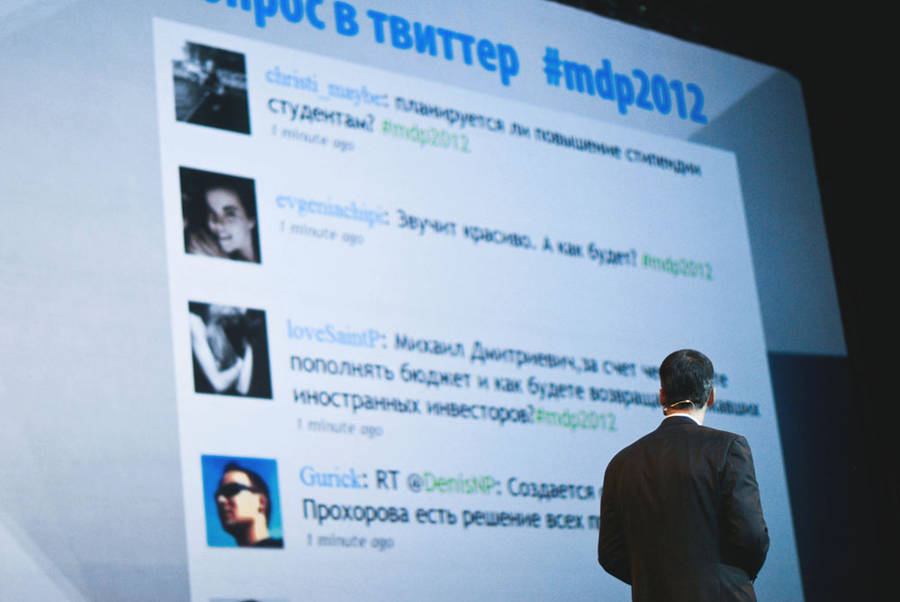 на экран транслировались вопросы Михаилу Прохорову из твиттера
