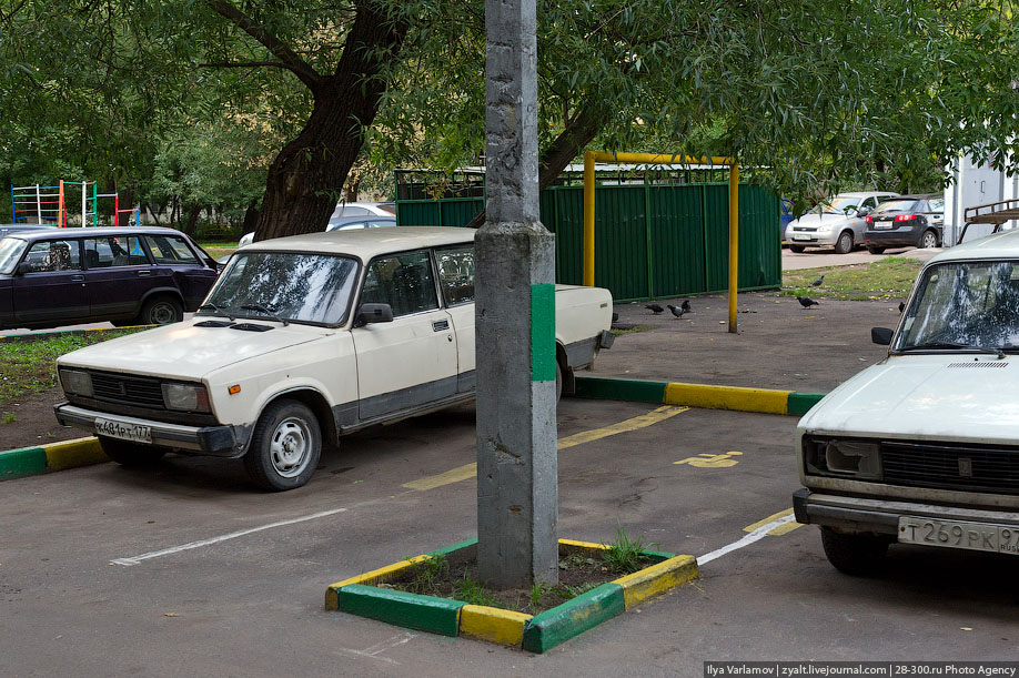 Автомобильная парковка во дворе жилого дома. © Илья Варламов