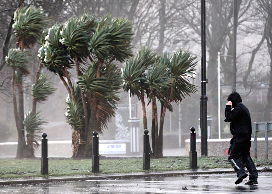 Ураганный ветер в шотландском городе Ларгс. © David Moir/Reuters