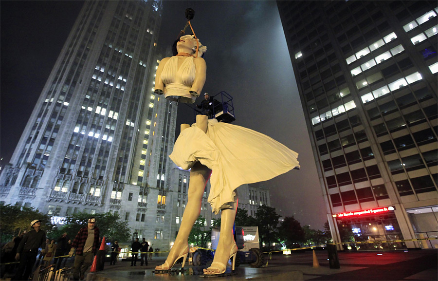 Рабочие разбирают восьмиметровую статую "Forever Marilyn" скульпт...