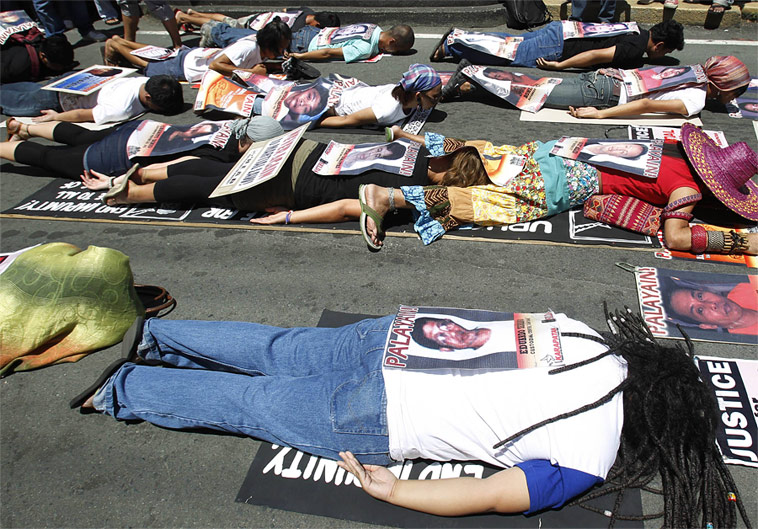 Участники планкинг-флэшмоба на Филиппинах требуют от правительства выпустить более 350 политзаключенных, осужденных по сфабрикованным делам при режиме бывшего президента Глории Макапагал-Арройо. © Romeo Ranoco/Reuters