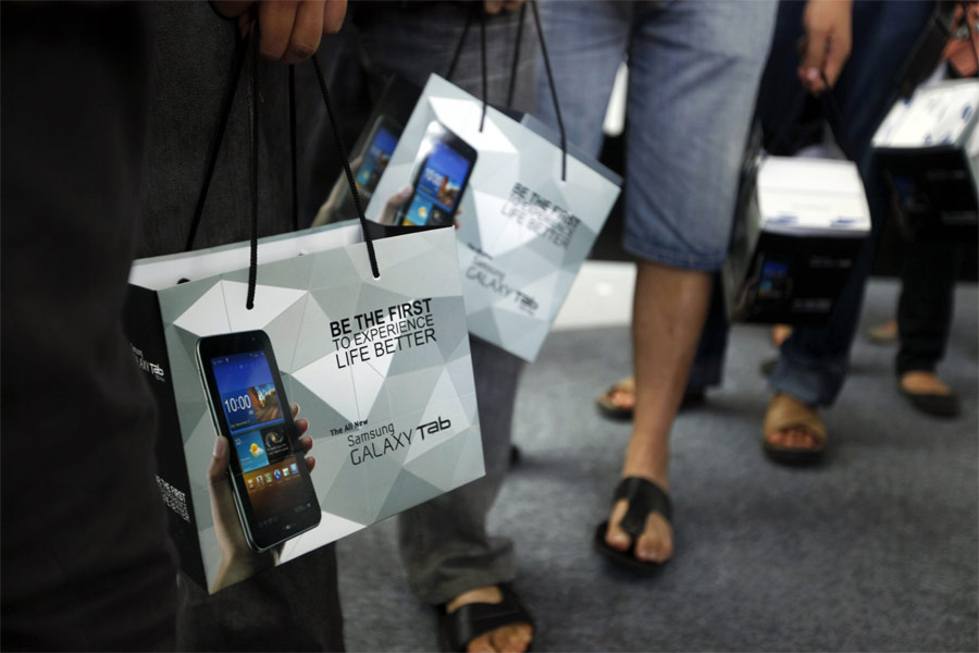 Фирменные пакеты Samsung с символикой Galaxy Tab. © Beawiharta/Reuters