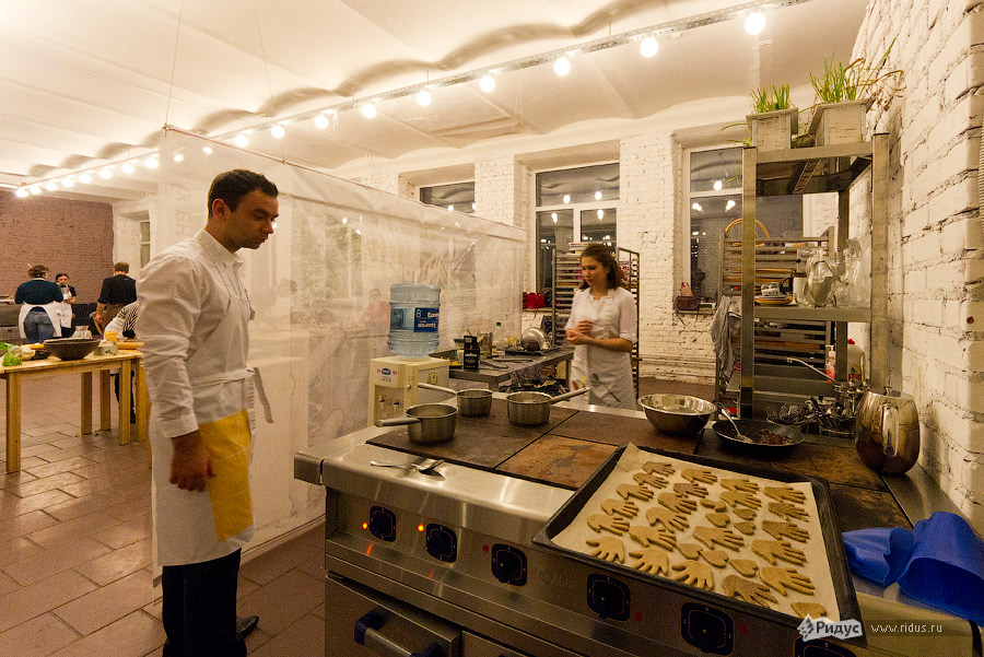 Волонтеры готовят имбирное печенье в форме логотипа своего фонда — ладошки © Екатерина Бычкова/Ridus.ru