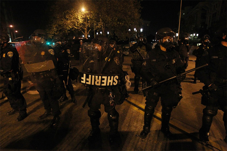 Полиция на площади Окленда. © Stephen Lam/Reuters