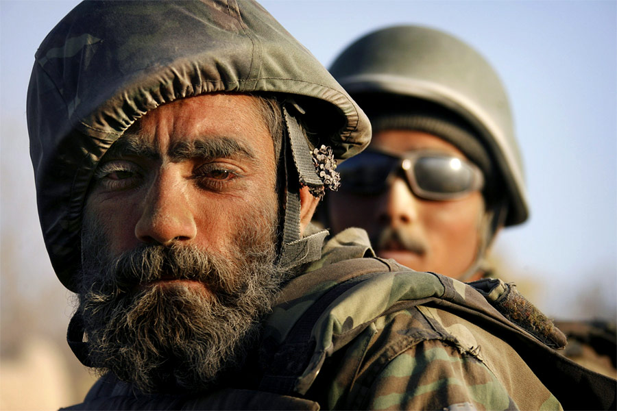 Солдаты Афганской национальной армии в кузове внедорожника во время патрулирования территории у селения Панджваи. © Finbarr O'Reilly/Reuters