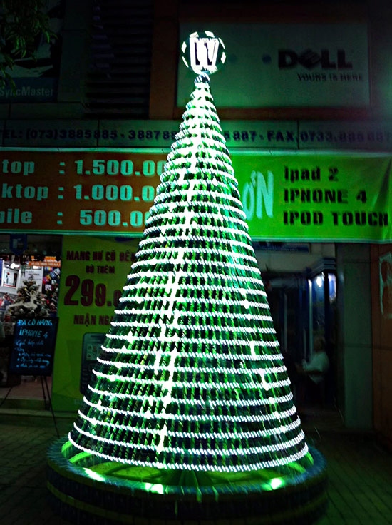 Новогодняя елка, наряженная неиспользуемыми мобильными телефонами во вьетнамской провинции Тьен Гьянь. © Westcom Electronics/AP Photo