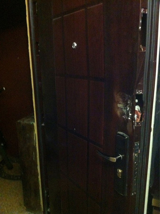 Сломать железную дверь. Сломанная входная дверь. Сломанные двери металлические входные. Вскрыть железную дверь. Взломанная входная дверь.