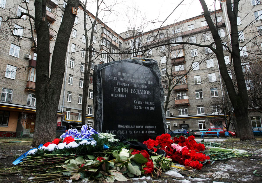 Мемориальный камень в честь полковника Юрия Буданова в Москве, на Комсомольском проспекте. © Антон Тушин/Ridus.ru