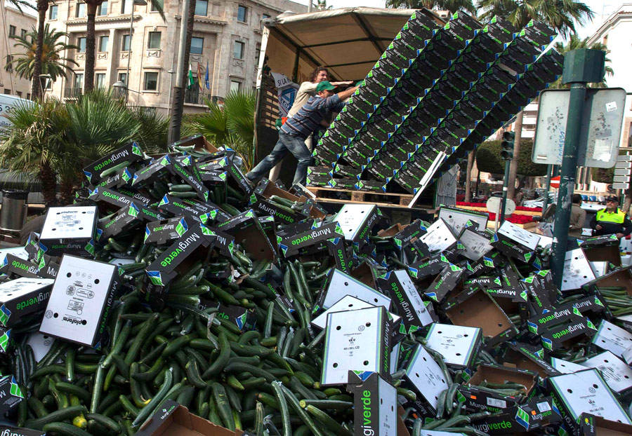 Протест испанских фермеров в Альмерии против снижения цен на рынке международных сетей супермаркетов. © Francisco Bonilla/Reuters