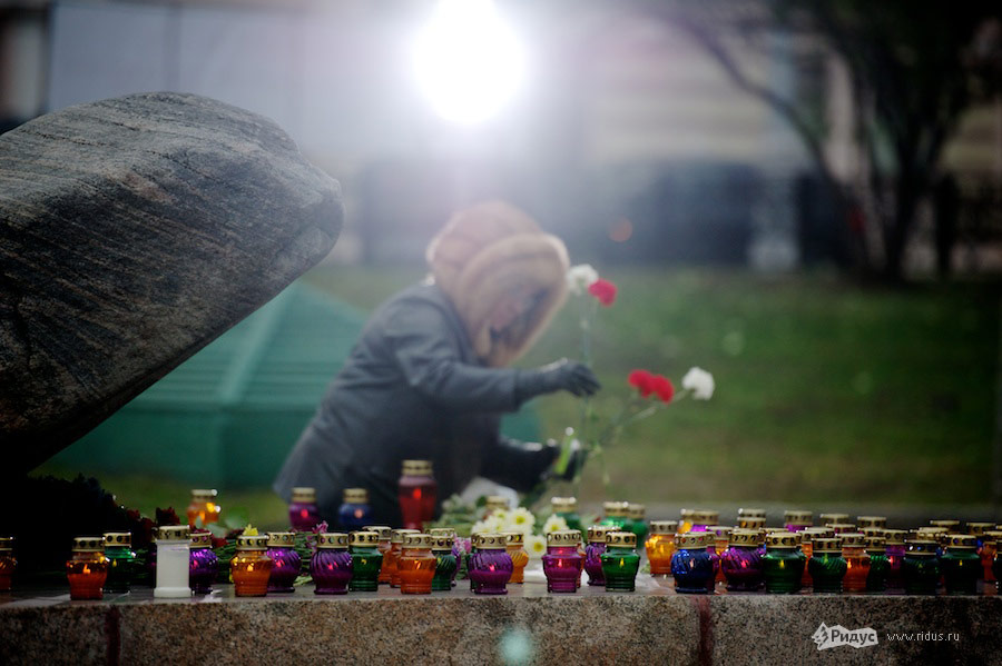 Акция «Возвращение имен» у Соловецкого камня в Москве. © Антон Белицкий/Ridus.ru