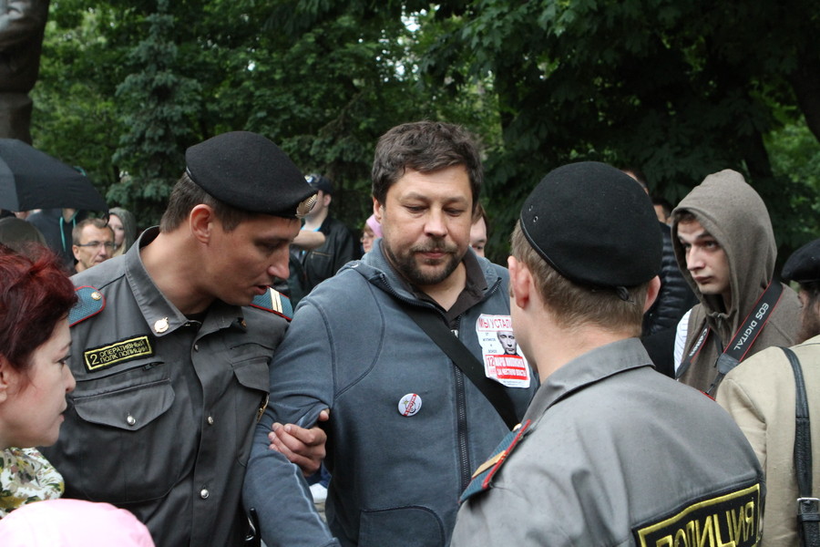 Задержание гражданского активиста за ношение наклейки против Путина.