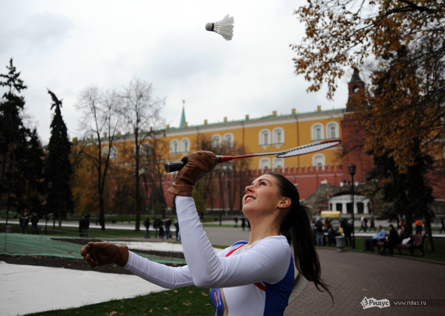Участница группы «Medvedev girls» играет в бадминтон в Александровском саду. © Василий Максимов/Ridus.ru