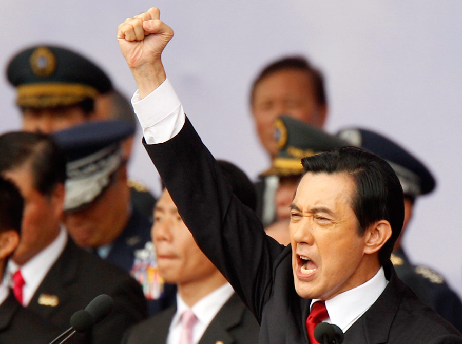 Президент Тайваня Ма Инцзю произносит лозунги во время торжественного выступления. © Pichi Chuang/Reuters