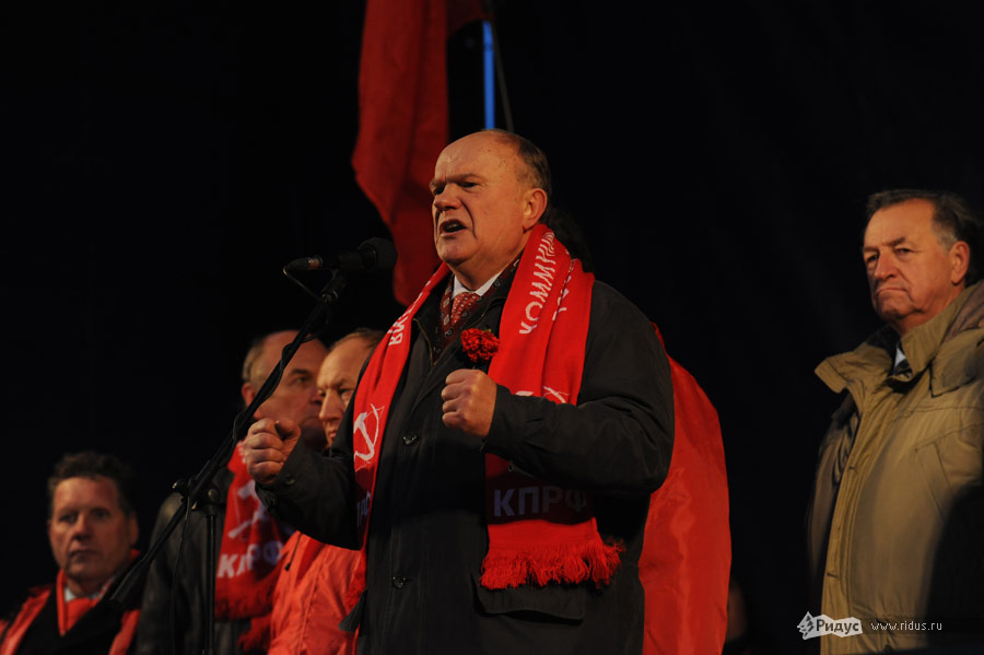 Геннадий Зюганов на шествии коммунистов в Москве 7 ноября 2011. © Василий Максимов/Ridus.ru